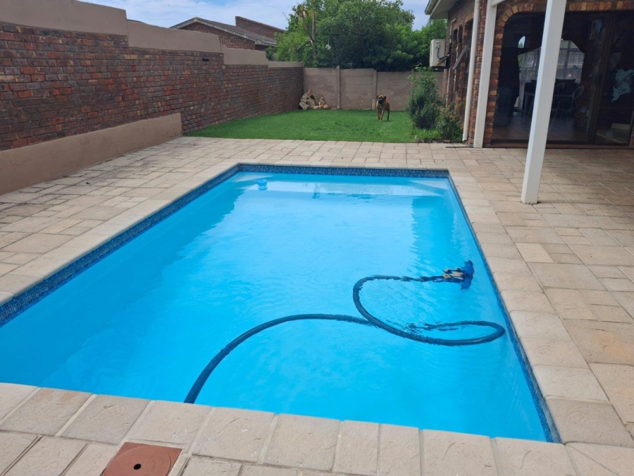 4 Bedroom Property for Sale in Wavecrest Eastern Cape